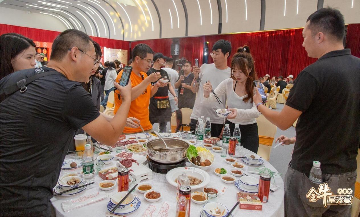 超跑嘉年华汕头八合里牛肉火锅展现非遗美食(图3)