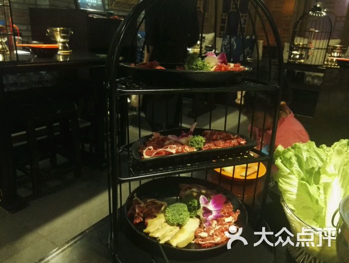 牛很鲜火锅店惊现老鼠啃食生牛肉 乐清市市监局：已查封涉事店铺销毁肉品(图1)